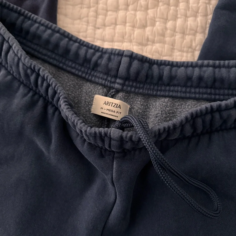aritzia cozy sweatfleece mega straight sweatpants - Picture 2 of 3